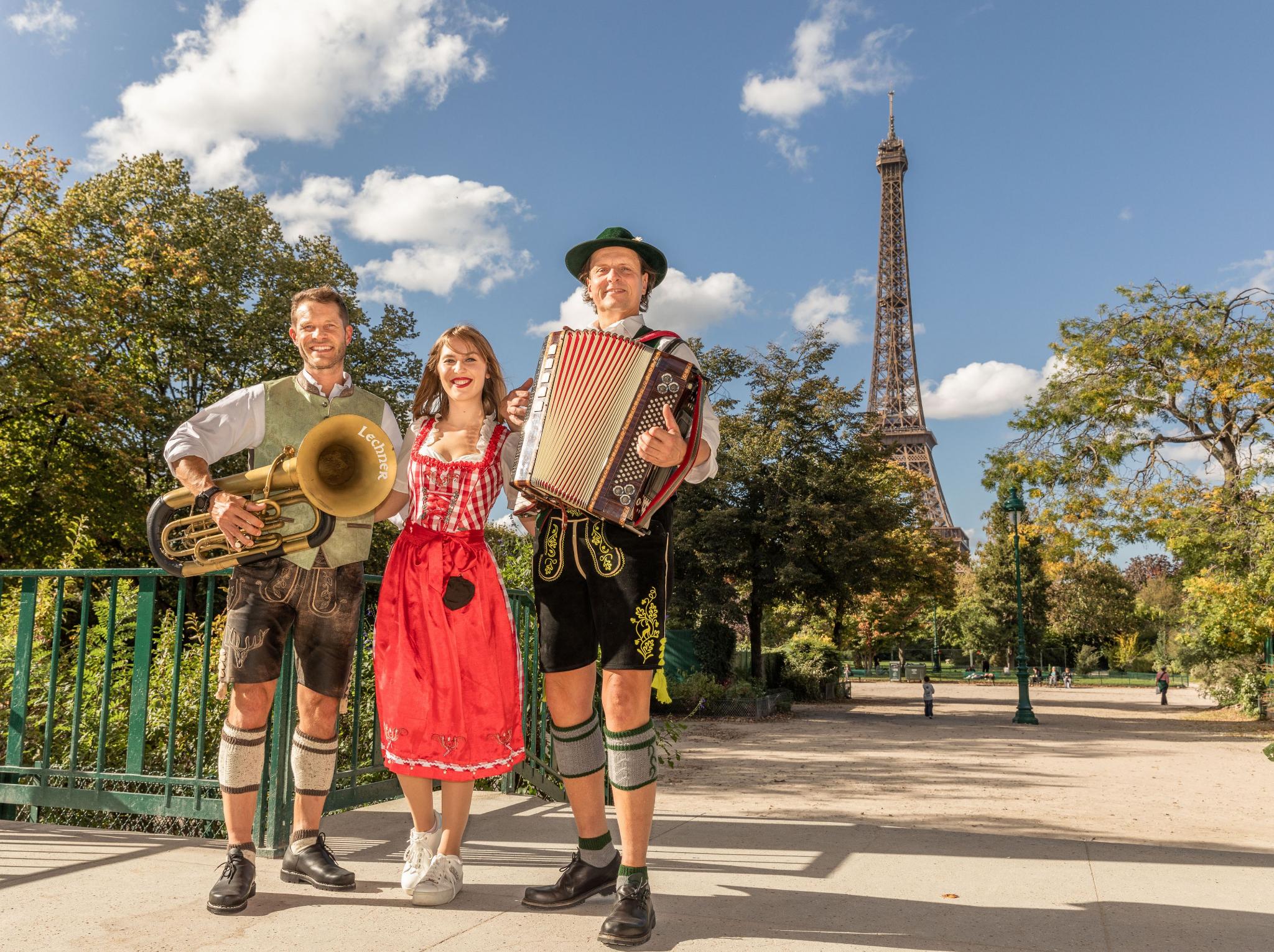 Orchestre bavarois Bergvagabunden joue dans un Oktoberfest à Paris (Source: https://www.orchestre-bavarois.fr/)